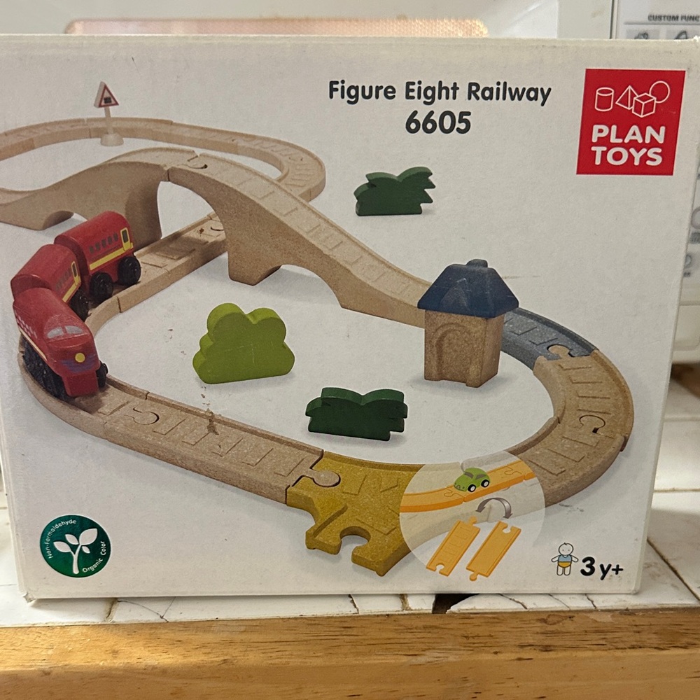 Figure Eight Railway - Red and Natural